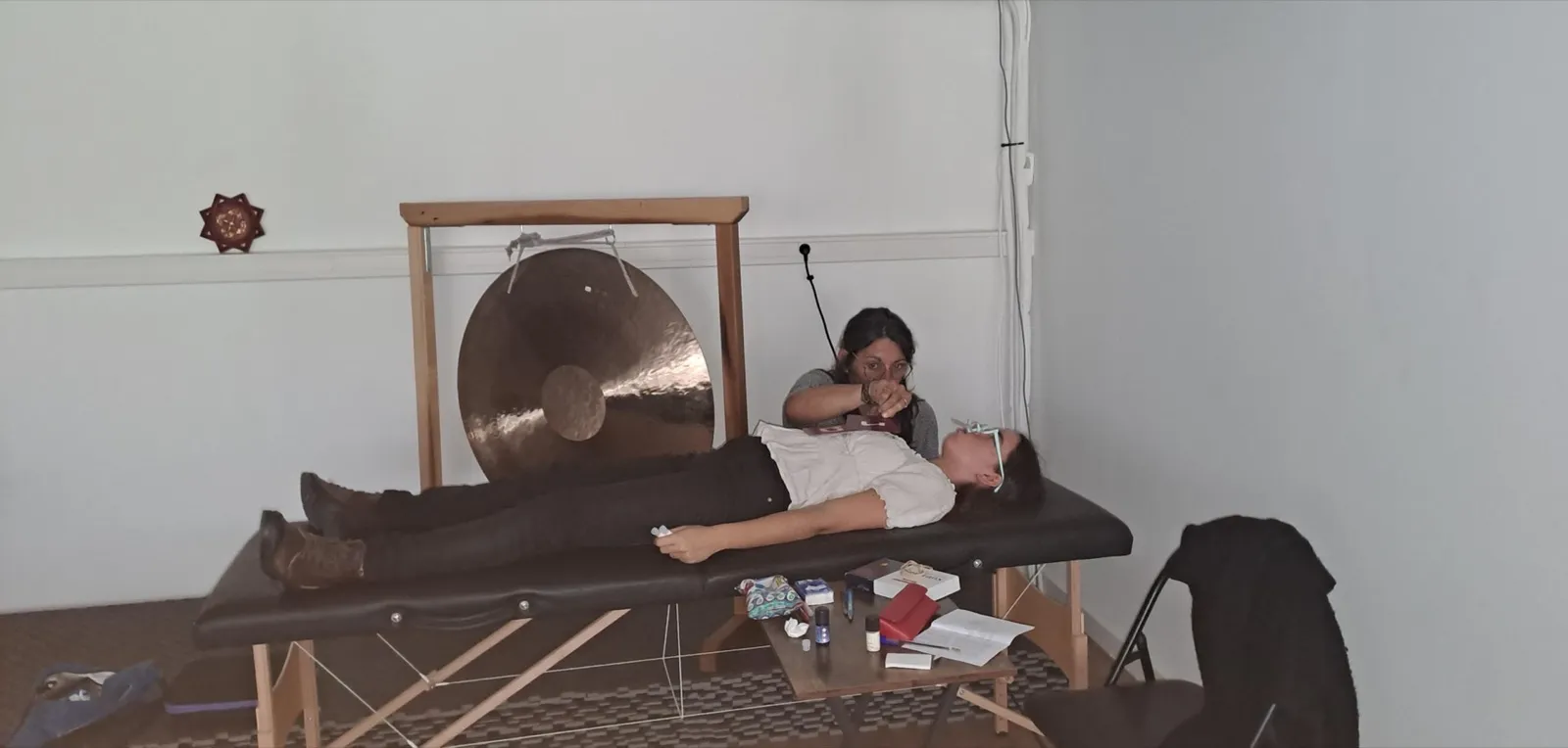Méditation olfactive les yeux couverts, devant un gong