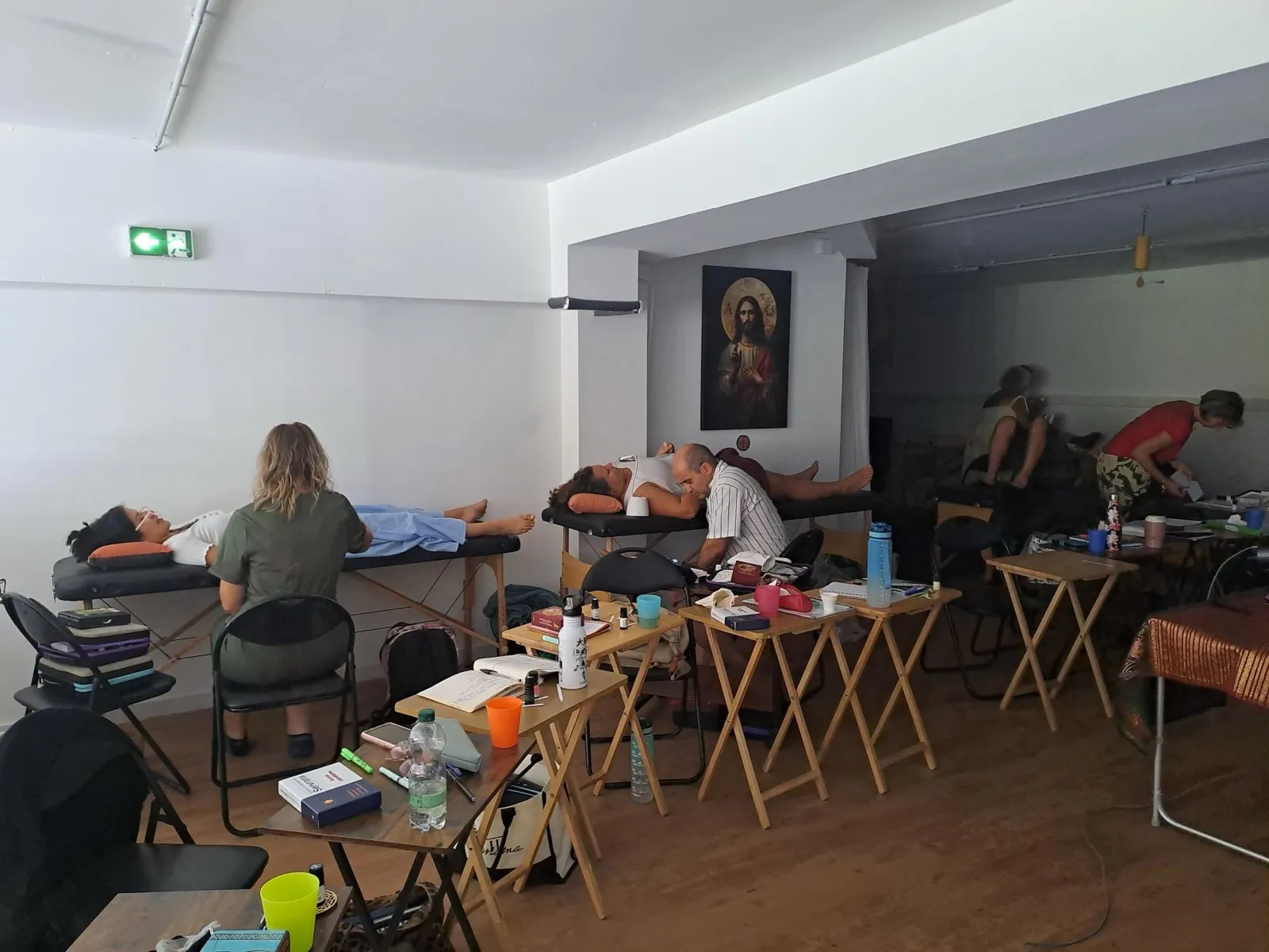 Salle d’atelier Néfertologie© : participants allongés sur des tables pendant une méditation olfactive